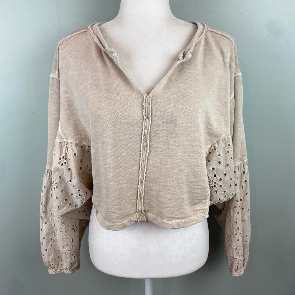Anthropologie Pilcro beige Batwing Eyelet cropped Sweatshirt, loose fit Medium